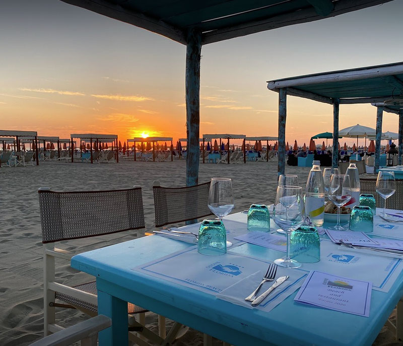 ristorante bagno florida beach viareggio servizio in spiaggia cena tramonto sulla sabbia sul mare pesce